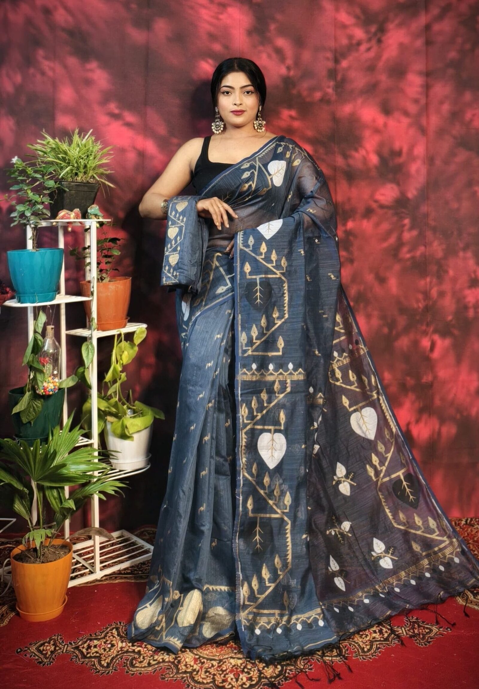 Pan Pata Soft Jet Grey Handloom Sari With Blouse Piece Pan Pata Soft Jet Grey Handloom Sari With Blouse Piece