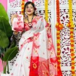 White Soft Lota Pata Jamdani Sari With Blouse Piece